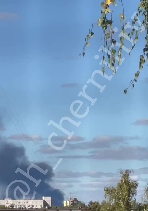 В Чернигове прилеты, стоит столб густого черного дыма