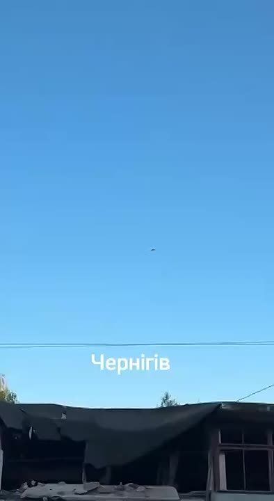 Попытка украинского Як-52 догнать российскую реактивную "Герань-3" в небе над Черниговым