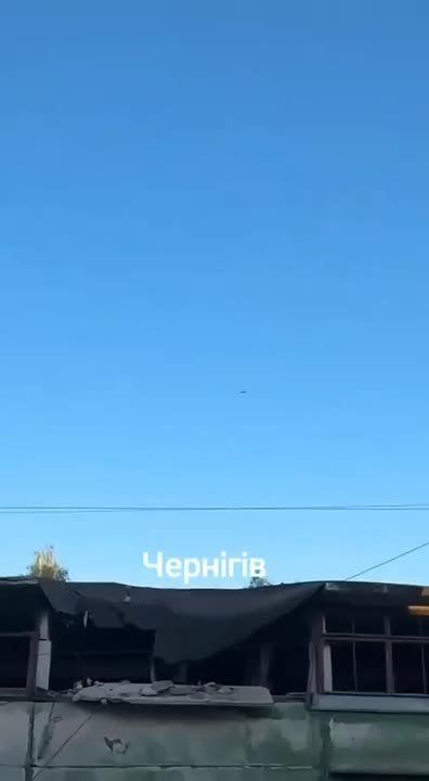 Чернигов. Автор видео заснял момент, где российская "Герань-3" догоняет, а после и перегоняет украинский Як-52, поднятый для перехвата "Герани"