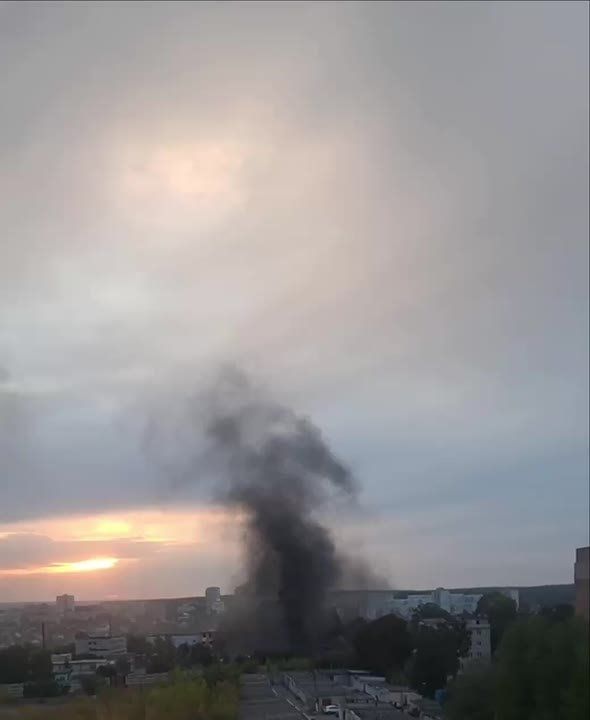 Зафиксированные прилеты по военной части ВСУ в Харькове (1, 2, 3 видео) и по электрической подстанции в н.п. Носовка Черниговской области (4 видео)