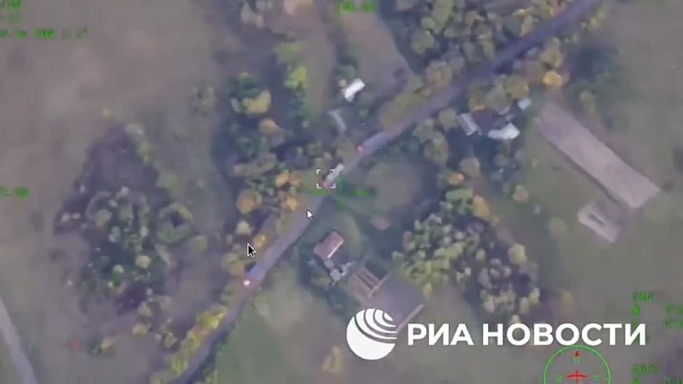 Российские войска ударом ракет ОТРК "Искандер" уничтожили 20 фур с сотней украинских дальних дронов-камикадзе АН-196 "Лютый" и до 60 вражеских солдат восточнее Чернигова, сообщили в Минобороны РФ