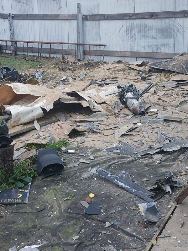 Обломки реактивного дрона-камикадзе «Герань-3», перехваченного украинской системой ПВО над Черниговом сегодня днём