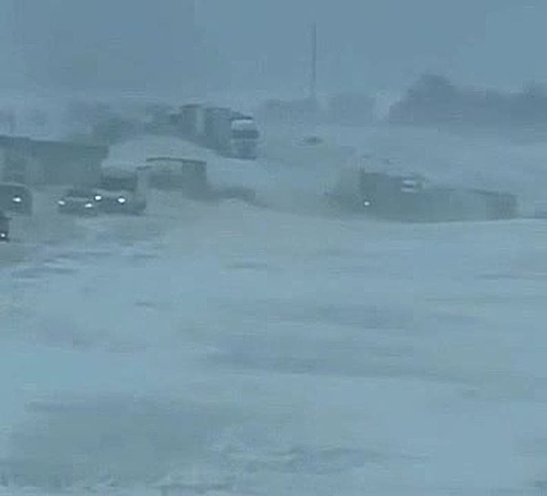 Ночью были прилёты по энергетике в ряде регионов, из-за чего начались отключения света в Киеве, Киевской, Одесской, Харьковской, Днепропетровской, Донецкой, Черниговской и Запорожской областях, сообщает украинское Минэнерго