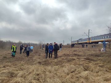 Пассажиры поезда "Киев — Славутич" присоединились к пассажирам поезда "Киев — Кривой Рог" в деле наблюдения за "Геранями"