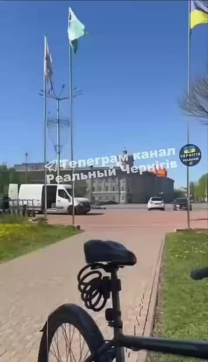 А тем временем в украинском Чернигове прилетело по зданию областной прокуратуры